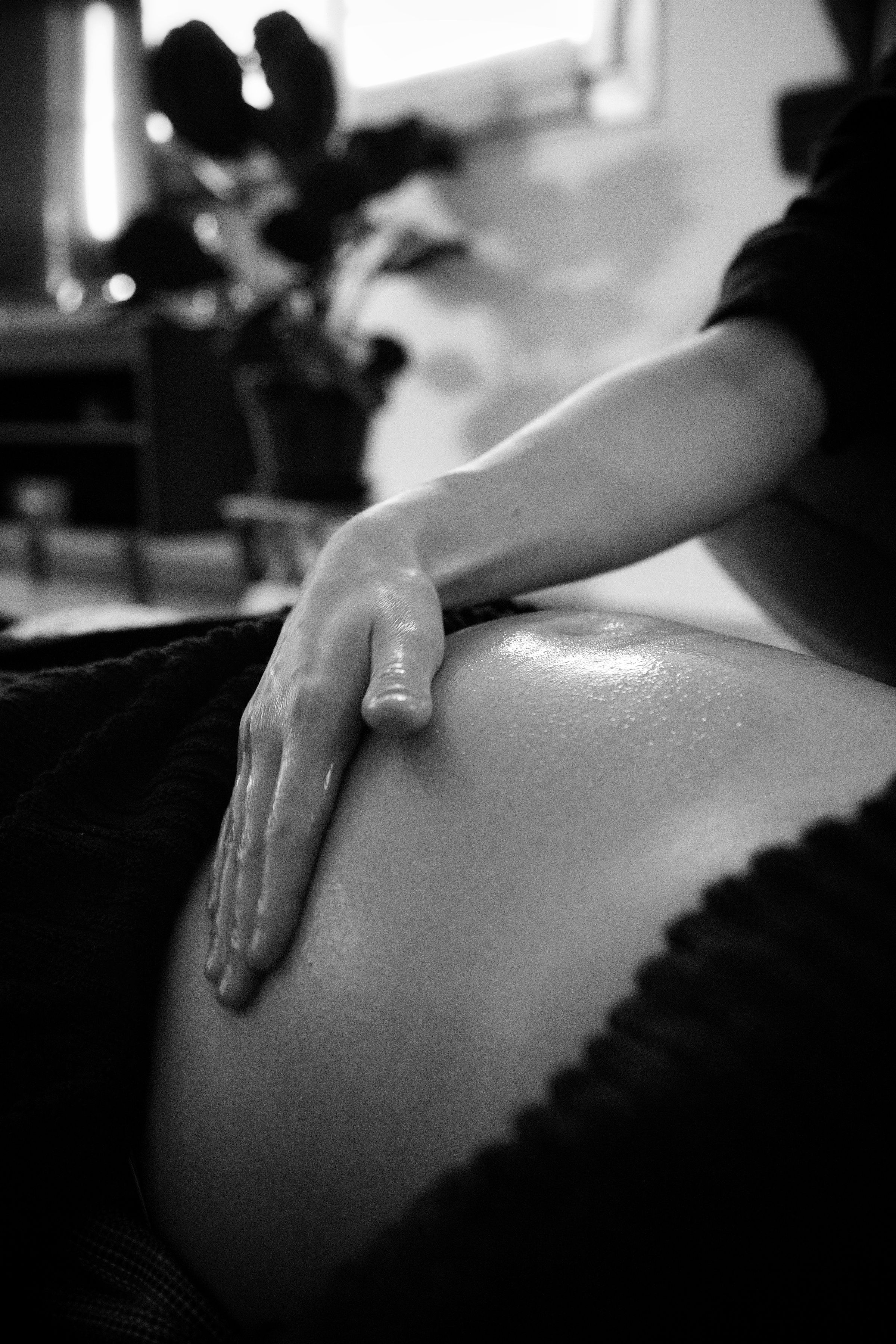  Massage prénatal pour femmes enceintes – Détente, bien-être et soulagement des
                        tensions pendant la grossesse. Massage doux et sécuritaire pour apaiser le corps, améliorer la
                        circulation sanguine, réduire les douleurs lombaires et favoriser la relaxation. Idéal pour le bien-être
                        de la future maman et du bébé